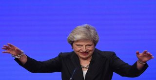 Theresa May, Dansıyla Toplantıya Damga Vurdu