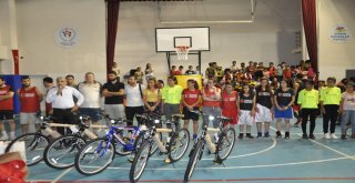 Terör Mağduru Şırnaklı Çocuklar, Akrobasi Basketbol Gösterisinde Gönüllerince Eğlendi