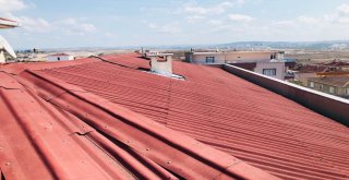 Küçük Kızı, Oyuncak Almak İçin Çatıya Çıkarmışlar