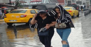 Beyoğlunda Vatandaşlar Yağmura Hazırlıksız Yakalandı