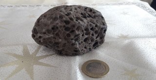 Küçük Kız Göktaşı Sandığı Taşın İncelenmesini İstiyor