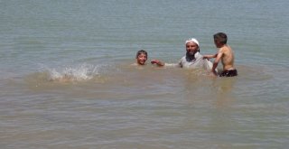 Gerçüşte Sıcaktan Bunalan Hayvanlarını Serinletiyorlar