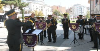 Askeri Bando Çaldı, Vatandaşlar Coştu