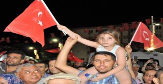 Manisalılar 15 Temmuzda Yine Meydanı Doldurdu