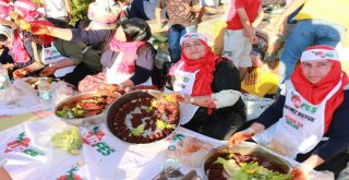Şanlıurfada 300 Kişi Aynı Anda Çiğköfte Yoğurdu