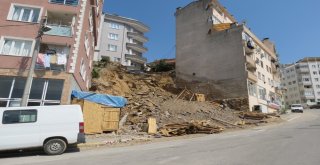 Apartmanın Altı Oyuldu, Vatandaşlar Korkudan Evlerine Giremiyor