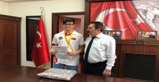Kaymakam Eskioğlu, Şampiyon Öğrenciyi Ödüllendirdi