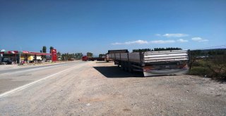 Yol Kenarına Park Eden Kamyon Ve Tırlar Trafik Güvenliğini Tehlikeye Sokuyor