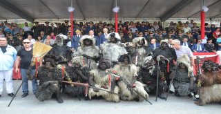 Keçi Derisi Giyip, Dana Kılından Bıyık Takıyorlar