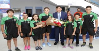 Başkan Fadıloğlu Minik Yüzücülerin Mutluğunu Paylaştı