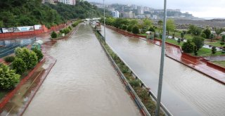 Aniden Bastıran Yağmur Yolları Göle Çevirdi
