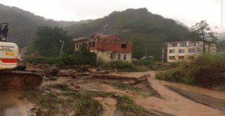 Trabzonda Sağanak Yağış Etkili Oluyor