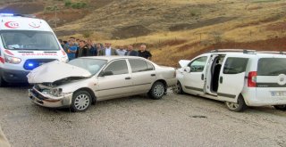 İki Araç Kafa Kafaya Çarpıştı: 4 Yaralı