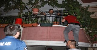 Hırsız İçeride İhbarı Polisi Balkona Tırmandırdı