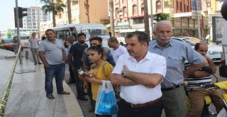 Çarşaflı Önleme Rağmen Meyve Suyu İçip Simit Yiyerek İzledi