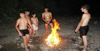 Çocukların Habur Çayında Tehlikeli Gece Eğlencesi