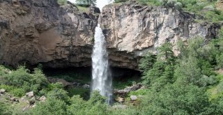 Şelaleler, Serinlemek İsteyenlerin Ve Fotoğraf Tutkunlarının İlgi Odağı Oldu