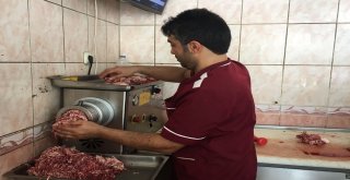 Elazığda Kasapların Kıyma Çekme Mesaisi