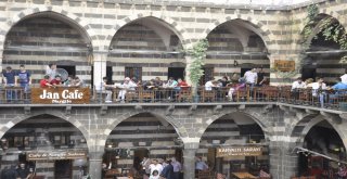 Koşuşturmalardan Yorulan Vatandaşlar Tarihi Mekanlarda Dinlendi