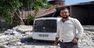 Yıkılmak Üzere Olan Duvara Aldırmadan Geçiyorlar