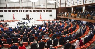 27. Dönemde Görev Yapacak Milletvekilleri Tbmm Genel Kurulunda Ant İçiyor. İyi Parti Ankara Milletvekili Durmuş Yılmaz, En Yaşlı Milletvekili Sıfatıyla Geçici Olarak Meclise Başkanlık Ediyor. İlk Olar