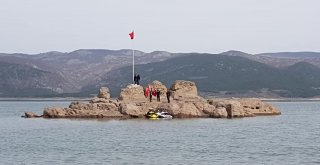 Su Seviyesi Düştü, Kayalık Ortaya Çıktı