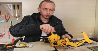 Bozuk Oyuncakları Tamir Edip Fakir Çocukları Sevindiriyor