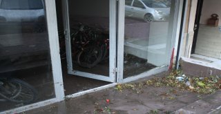 Sağanak Yağmur Mağduru Esnaf Yaralarını Sarıyor