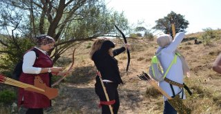 Geleneksel Okçular Üç Boyutlu Hedefleri Vurmak İçin Yarıştı