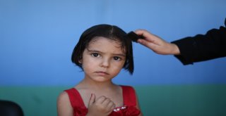 Suriyede Savaşta Annelerini Kaybeden Çocukların Saçlarına İlk Kez Örgü Yapıldı