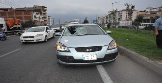 Gözlüğü Ve Şapkası Otomobilin Camına Yapıştı