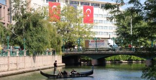 Eskişehir Sokaklarında Bayrak Seli