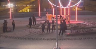 Kavşakta Yapılan Evlilik Teklifi Şehir Polis Kamerasına Takıldı