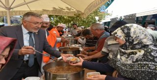 Başkan Bozkurt Pazar Yerinde İlçe Sakinlerine Aşure Dağıttı