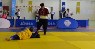 Kuşak Güreşi Gençler Türkiye Şampiyonası Başladı