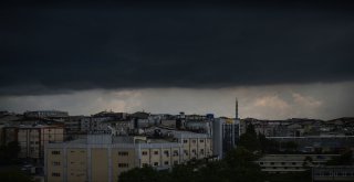 İstanbulu Kara Bulutlar Sardı