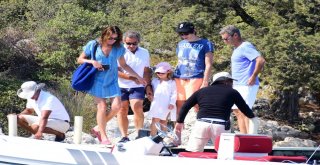 Sarkozy Ve Dünyaca Ünlü Şarkıcı Eşi Bodrumda