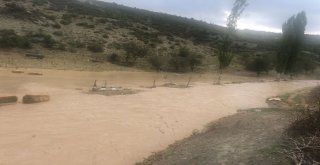 Sağanak Yağış Taşkınlara Neden Oldu
