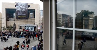 Fotoğraf Sanatçısı Ara Gülerin Sevenleri Galatasaray Meydanına Akın Etti