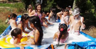 Köy Çocuklarının Traktör Havuzunda Seyyar Serinlik Keyfi