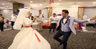 (Özel) Takı Töreninde Gelin Ve Damada Uçak Bileti