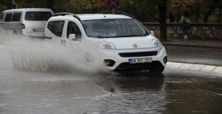 Sivasta 5 Dakika Süren Sağanak Hayatı Felç Etti