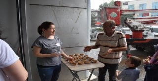 15 Temmuz Şehit Ve Gazileri İçin Helva Dağıttılar