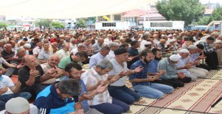 Erzincanda Binlerce Kişi Meydanda Cuma Namazı Kıldı