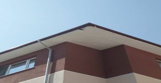 Apartmanın Çatısındaki Boşluğa Sıkışan Ebabil Kuşunu İtfaiye Kurtardı