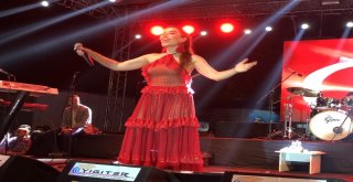 Burcu Güneş Sevilen Şarkılarını Hayranlarıyla Birlikte Seslendirdi