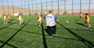 Yahyalıda Halı Saha Yapım Çalışmaları Devam Ediyor