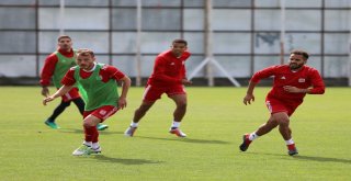 Kadın Futbolculardan Sivasspor Antrenmanına Ziyaret