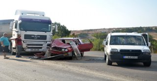 Trafiğe Kapalı Yola Giren Otomobil Tırla Çarpıştı: 3 Yaralı