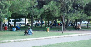 Sıcaklardan Bunalan Vatandaşlar Parklarda Serinliyor